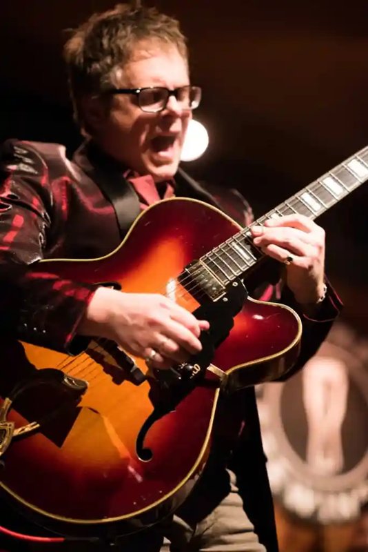 Charlie Apicella, with special guest Daniel Carter